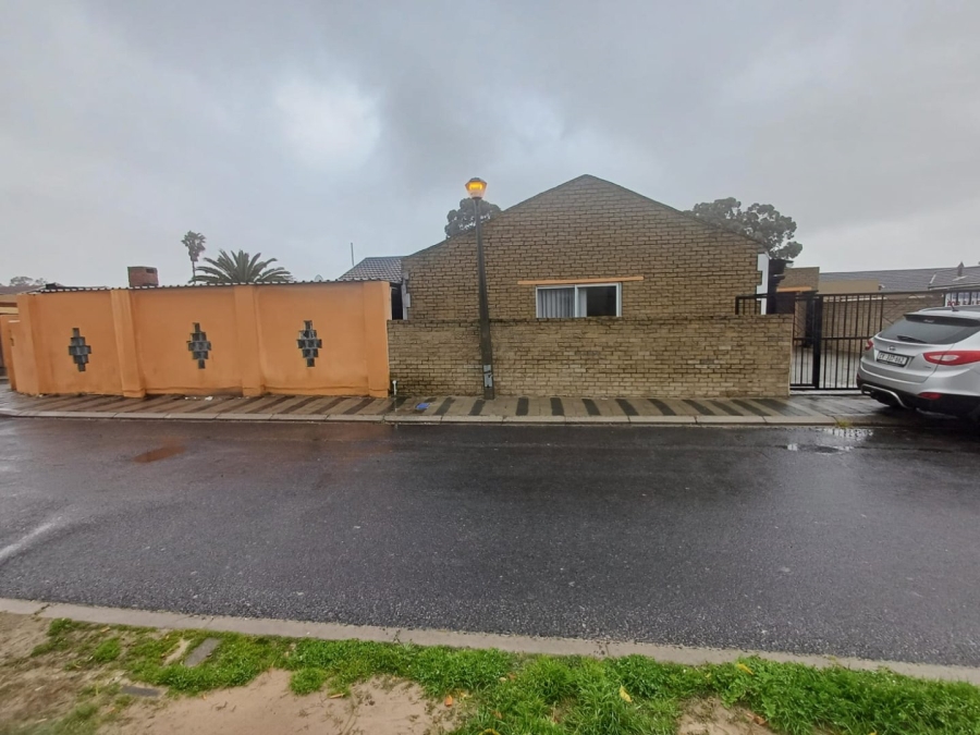 5 Bedroom Property for Sale in Electric City Western Cape